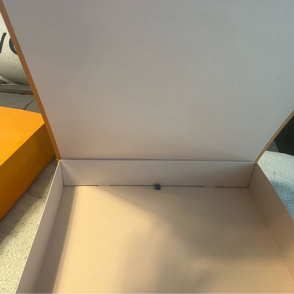 Large Louis Vuitton purse box and bag. - Picture 4 of 7